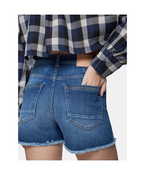 
Deze blue denim korte broek van het merk LTB dames is de perfecte aanvulling op je zomergarderobe. De kleur is gemakkelijk te combineren met elke outfit en geeft een trendy twist aan je look. Gemaakt van 95% katoen, 3% polyester en 2% elastane, is deze short niet alleen comfortabel maar ook duurzaam. De korte lengte zorgt voor een casual en zomerse uitstraling. Draag hem met een leuke blouse en sandalen voor een trendy en stijlvolle outfit. Bestel nu deze must-have short denim dames op nummerzestien en geniet van een perfecte mix van stijl en comfort.