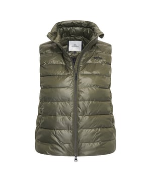 
Blijf warm en stijlvol met onze Lichtgewicht Gewatteerde Bodywarmer. Deze bodywarmer heeft een tweewegritssluiting aan de voorzijde voor eenvoudige aanpassing, logotrekkoorden voor een vleugje verfijning, en twee voorzakken met drukknoopsluiting voor extra gemak. Het binnenzakje met rits is perfect voor het veilig opbergen van uw essentiële spullen.

Onze bodywarmer is gevuld met lichtgewicht nepdonsvulling voor ultieme warmte zonder volume. Het speciale quilten voegt een chique uitstraling toe aan dit praktische stuk. Compleet met het HV Polo-logo geborduurd op de linkerborst van de drager, is deze bodywarmer de perfecte aanvulling op uw wintergarderobe. Blijf gezellig en modieus met onze Lichtgewicht Gewatteerde Bodywarmer. 100% polyester
