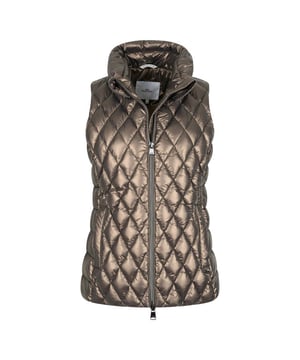 
Verhoog je winterse stijl met onze nieuwe gewatteerde bodywarmer. Met een unieke mix van verschillende quiltings is deze bodywarmer zowel trendy als functioneel. De opvouwbare kraag met blinde drukknopen voegt een vleugje elegantie toe, terwijl de windvanger de kou buiten houdt.

Blijf warm en stijlvol met een enkele paspelzak met verborgen ritsen voor al je essentiële spullen. De 2-weg ritssluiting met merkpuller zorgt voor een veilige pasvorm, terwijl de metalen logopin onder de zak een vleugje luxe toevoegt.

Houd je telefoon veilig in het binnenzakje. Blijf warm, blijf stijlvol, blijf comfortabel met onze gewatteerde bodywarmer. Shell fabric: 100% polyamide, coated with 100% polyurethan