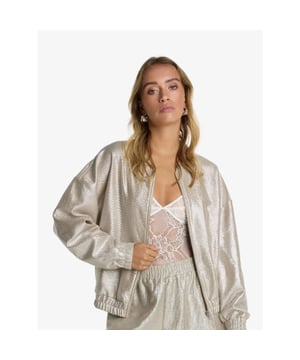 
Alix The Label bomber dames jacket in de kleur goud.
Relaxed jacket cut from a foil boucle fabric.
Featuring a 'THE LABEL' embroidery at the sleeve and a bull embroidery at the back.
Combine with my matching shorts for a festive look.
100% Cotton
Dry clean only
Relaxed fit
Zipper closure at the front
Long sleeve
Round neckline
Featuring front pockets
