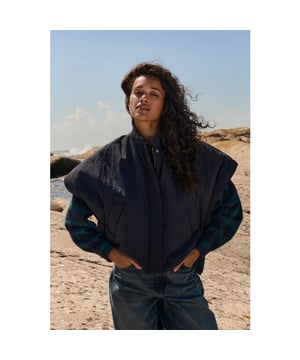 
<p>De oscar jacket is jouw ideale eye catcher! Met een losse pasvorm die comfortabel draagt. Dankzij de opstaande kraag en de combinatie van rits- en drukknoopsluiting blijf je stijlvol beschermd. De jacket heeft korte mouwen en handige voorzakken, en is naar wens verstelbaar voor de perfecte fit. Een veelzijdige jas die moeiteloos jouw look compleet maakt.</p><br>Kleur: dark navy <br>
Materiaal: 100% polyamid <br>
modelinfo: 175 centimeter, draagt maat s