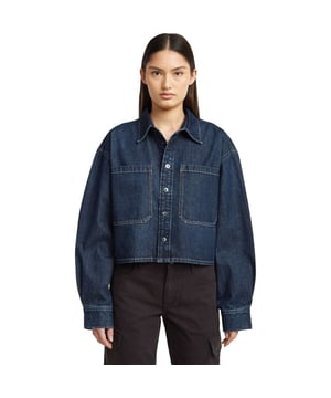 
Deze G-Star RAW spijkerjas in donkerblauw is een kort, boxy overshirt jackje dat direct een nonchalante maar stijlvolle vibe toevoegt aan je outfit. Het jeans materiaal voelt herkenbaar zacht en ademend aan, terwijl de ruime pasvorm ruimte biedt om een top eronder te dragen zonder dat het geforceerd oogt. Doordat het model losjes valt en iets korter is, ontstaat een speels silhouet dat zowel gesloten als open gedragen mooi uitkomt. Je combineert het gemakkelijk met hoge taillebroeken of jeans voor een eigentijdse look, en de klassieke denimkleur maakt het verrassend veelzijdig. Details zoals de twee borstzakken geven het jack karakter zonder te overheersen, waardoor je outfit direct meer diepgang krijgt.
