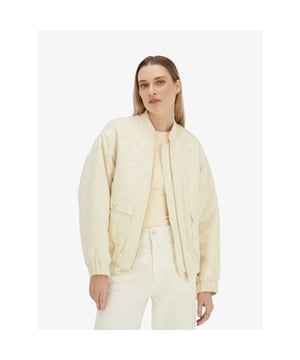 
De JOSH V dames bomber jacket in de kleur Ecru is voorzien van een all-over jacquard geweven logopatroon. De bomber heeft een oversized pasvorm en is afgewerkt met een elastische band aan de onderzijde en uiteindes van de mouwen. De bomber is verder afgewerkt met een JOSH V branded ritssluiting en twee zakken. De jas is mooi te combineren met een jeans en T-shirt. Maar ook kun je de jas combineren met de bijpassende Nikita broek met logoprint.