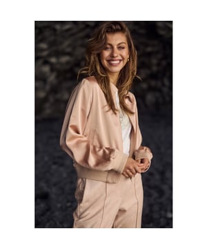 
NKF13036 266 Nukus Noa Bomber Dusty Pink  Materiaal: Shell: 100% Polyester, Lining: 100% Polyester