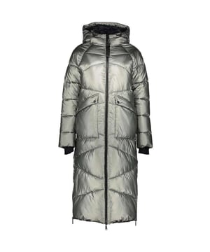 
De zilveren jas van Geisha glanst subtiel en trekt toch niet alle aandacht, waardoor je er stijlvol uitziet zonder overdreven te zijn. Het nylon materiaal voelt licht en soepel aan, terwijl de voering warmte geeft en de capuchon met aantrekkoord extra beschutting biedt als dat nodig is. Dankzij de rechte pasvorm valt de jas langs het lichaam in plaats van strak te zitten, waardoor je vrij kunt bewegen en je silhouet mooi blijft. De ritssluiting loopt prettig dicht en de opgestikte zakken met knoopjes geven een speels accent en praktische ruimte voor kleine spullen. Lange mouwen met elastische cuffs houden de vorm goed bij elke beweging en de ritsen aan de onderkant zorgen voor extra bewegingsvrijheid wanneer je dat wilt. Een binnenzak biedt net dat extra gemak voor waardevolle spullen, zodat je ze veilig bij de hand hebt. Geisha combineert hier functionaliteit met een moderne look, perfect voor wie graag opvalt zonder te willen overdrijven. Draag hem en voel je meteen een tikje zelfverzekerder en klaar om de dag met stijl te beleven.