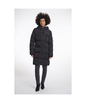 
Deze stijlvolle zwarte winterjas voor dames van het merk Rino en Pelle is een must-have voor de koude wintermaanden. Gemaakt van 100% polyester, is deze jas niet alleen warm en comfortabel, maar ook van hoge kwaliteit. De jas heeft een slim fit pasvorm en is voorzien van een capuchon en zakken aan de zijkant. Het tijdloze ontwerp en de neutrale kleur maken deze jas perfect voor elke gelegenheid. Of je nu gaat winkelen of een avondje uit, deze jas zal je warm en stijlvol houden. Bestel nu onze zwarte winterjas dames van Rino en Pelle en trotseer de winter in stijl!