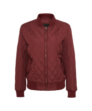 
Materiaal: Nylon, Polyester. Stof: 230T, tafzijde. Vulling: 120gsm. Buitenkant: 72gsm. Voering: 70gsm. Ontwerp: Diamant, gewatteerd. Halslijn: Contrastvoering, Geribd, Staande kraag. Easy-Care. Mouwtype: Met lange mouwen. Manchet: Ribbel. Zakken: 2 Zijzakken, met knoopsluiting. Bevestiging: Volledige ritssluiting. Hem: Ribben. XS: 33,5 in. S: 35,5 in. M: 37,5 in. L: 39,5 in. XL: 41,5 in. XXL: 43,5 in. 3XL: 45 in. 4XL: 47 in. 5XL: 49 in.