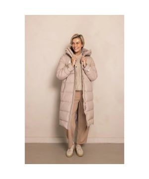 
Deze fantastische ISI MAX Beige jas van het merk Zhrill is op twee manieren te dragen. De mouwen zijn afritsbaar dus deze jas is ook een bodywarmer. De jas heeft zwarte ritslabels en aan de zijkant een rits, zodat er ook gefietst meer kan worden. De jas heeft ook een afritsbare capuchon en het model valt normaal op maat. 100% polyester. ZJ161-N3021