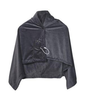 
Blijf heerlijk warm met deze grijze USB verwarmde poncho, perfect voor thuis, op kantoor of onderweg. Gemaakt van superzachte fleece stof, biedt deze 2-in-1 verwarmde cape en deken ultiem comfort op koude dagen. Deze poncho heeft een ruim formaat van 110 x 70 cm en is in maat S/M, waardoor hij comfortabel zit en gemakkelijk over je schouders blijft hangen. Dankzij 3 instelbare warmtestanden bepaal je zelf de ideale temperatuur. De ingebouwde USB-aansluiting maakt het eenvoudig om de poncho aan te sluiten op een powerbank, laptop of USB-adapter, zodat je altijd en overal geniet van warmte. Lichtgewicht en gemakkelijk mee te nemen, deze draagbare verwarmingsponcho is perfect voor werk, ontspanning of buitengebruik. Gebruik hem als cape of als verwarmde deken – multifunctioneel en comfortabel! Superzachte fleece stof in grijze kleur – Comfortabel en stijlvol Ruim formaat (110 x 70 cm) & maat S/M – Ideale pasvorm voor optimaal draagcomfort 3 warmtestanden – Pas de temperatuur eenvoudig aan naar jouw wens USB-aansluiting – Werkt met powerbanks, laptops en USB-adapters 2-in-1 ontwerp – Te dragen als poncho of te gebruiken als verwarmde deken Draagbaar & lichtgewicht – Perfect voor thuis, werk of onderweg Geniet van warmte en comfort waar en wanneer je maar wilt met deze stijlvolle en praktische verwarmde poncho in grijs! MATERIAAL: Fleece KLEUR: Bruin AFMETING: 110 x 1 x 70 cm GEWICHT: 0,5 kg MEEGELEVERD IN DOOS: 1x Usb kabel, 1x USB adapter 1x Nederlandstalige Handleiding Merk: CASA DI ELTURO Materiaal: Fleece Kleur: Grijs