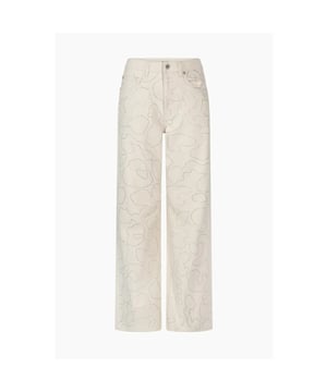 
<p>De Moore Denim Strass heeft een middelhoge tot hoge taille en een pasvorm met rechte pijpen, gecombineerd met licht rekbaar denim voor extra comfort en flexibiliteit. Dit model valt op door het leuke strass detail, dat een vleugje sprankeling en luxe aan je look toevoegt. Een handige tip is om de jeans iets strakker te kopen, omdat de taille na verloop van tijd losser wordt. Dit stuk is gemaakt met meer dan 50% biologisch katoen en is vervaardigd op een manier die natuurlijke grondstoffen beschermt en een duurzame omgeving voor boeren garandeert, vrij van chemische toevoegingen. De Moore Denim Strass is zowel stijlvol als milieuvriendelijk.</p>
<ul>
<li>Middelhoge tot hoge taille</li>
<li>Rechte pasvorm</li>
<li>Licht rekbaar denim</li>
<li>Met strasspatroon<br><br></li>
</ul><br>Kleur: Natural denim silver strass <br>
Materiaal: 99% Cotton (BCI), 1% Elastane