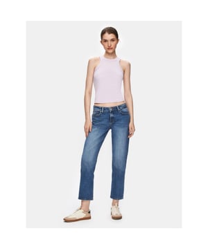 
De perfecte jeans voor de moderne vrouw! Deze blauw denim kleurige jeans van het trendy merk LTB Dames is een must-have voor in je kledingkast. De regular-straight fit zorgt voor een flatterende pasvorm die comfortabel zit en er tegelijkertijd stijlvol uitziet. Gemaakt van 77% katoen, 22% lyocell en 1% elastaan, is deze jeans niet alleen zacht en rekbaar, maar ook duurzaam en gemakkelijk te onderhouden. Combineer hem met een basic t-shirt en sneakers voor een casual look, of kleed hem op met hakken en een blazer voor een avondje uit. Bestel nu deze LTB Dames jeans regular-straight fit en maak je kledingkast compleet!