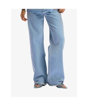 
Wijde jeans, gemaakt van onze denimstof. Ontworpen met een bloemendetail op de achterzakken. Afgewerkt met een RFND jeansknoop aan de voorkant. Combineer met de JEALY blouse voor de perfecte look!