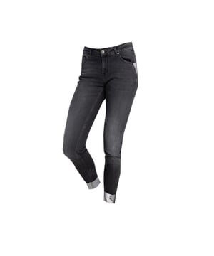 
Op zoek naar de perfecte zwarte jeans die zowel comfortabel als trendy is? Zoek niet verder, want de Zhrill Nova black denim jeans is precies wat je nodig hebt. Met zijn strakke skinny fit pasvorm en subtiele destroyed details is deze jeans een must-have voor elke moderne vrouw.en#10;en#10;Het 5-pocket model zorgt voor een klassieke uitstraling, terwijl de toevoeging van een klein gadgetzakje aan de voorkant zorgt voor een speelse twist. De twee zakken aan de achterkant zijn perfect voor het opbergen van je essentials, waardoor deze jeans niet alleen stijlvol maar ook praktisch is.en#10;en#10;Gemaakt van 97% katoen en 3% elastaan, biedt deze Zhrill Nova black denim jeans het beste van beide werelden: ademend en zacht materiaal met net genoeg stretch voor een comfortabele pasvorm. Draag hem met een blouse en hakken voor een chique look, of met een T-shirt en sneakers voor een casual outfit. Hoe je hem ook combineert, deze jeans zal je altijd laten stralen.en#10;en#10;Bestel nu je eigen Zhrill Nova black denim jeans en voeg een veelzijdig en tijdloos kledingstuk toe aan je garderobe. Perfect voor elke gelegenheid, deze jeans is een investering die het waard is. Mis deze kans niet en breng je stijl naar een hoger niveau met de Zhrill Nova black denim jeans.
