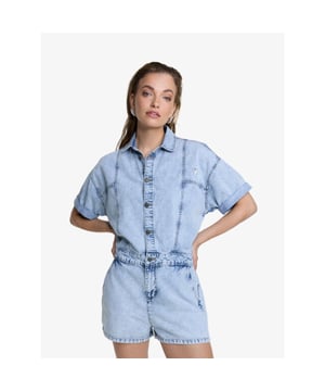 
De Alix The Label Playsuit in Denim Blue is een denim verwassen playsuit. De playsuit heeft een knoopsluiting met rits aan de onderkant, steekzakken en kontzakken. De playsuit heeft een geborduurd logo in wit op de borst en op de rug. 