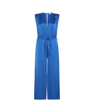 
De FRNCH Cadia Jumpsuit in blauw satijn is een van onze favorieten. Dit luxueuze satijnen broekpak heeft een flatterende V-hals, een knoopsluiting aan de achterkant en een strikceintuur in de taille die je figuur mooi accentueert. De soepele satijnen stof geeft een subtiele glans en zorgt voor een moeiteloos chique uitstraling.
Met zijn getailleerde pasvorm en wijdvallende broekspijpen biedt deze jumpsuit een elegante en comfortabele look, perfect voor speciale gelegenheden zoals gala’s, bruiloften of een avond uit.
Stylingtip: Combineer de Cadia Jumpsuit met hakken en statement sieraden voor een glamoureuze uitstraling, of draag hem met sandalen en een clutch voor een verfijnde zomerlook! 
Product details:

Satijnen stof, luxueus en soepelvallend
V-hals
Strikceintuur in de taille
Getailleerd silhouet met wijde pijpen

Materiaal: 100% viscose
Valt normaal op maat
