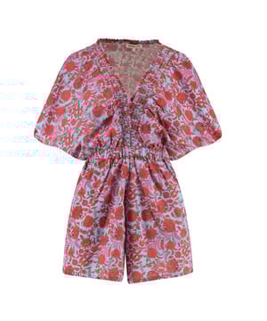 
De Harper and Yve jumpsuit is perfect voor de modebewuste vrouw die houdt van comfortabele maar stijlvolle kleding. Deze jumpsuit is uitgevoerd in de trendy kleur grijs dessin en is een must-have voor elke kledingkast. Gemaakt van 100% katoen, voelt deze jumpsuit heerlijk zacht aan op de huid en zorgt voor een luchtige en ademende stof tijdens warme dagen. De lange mouwen en lange pijpen maken deze jumpsuit perfect voor zowel koele als warme dagen. Het dessin geeft de jumpsuit een speelse touch en is gemakkelijk te combineren met verschillende accessoires. Ga voor een casual look met sneakers en een denim jasje, of kleed het juist chique af met hakken en sieraden. Met deze Harper and Yve jumpsuit ben je altijd on-trend en comfortabel gekleed. Bestel nu en geniet van de ultieme combinatie tussen stijl en comfort!