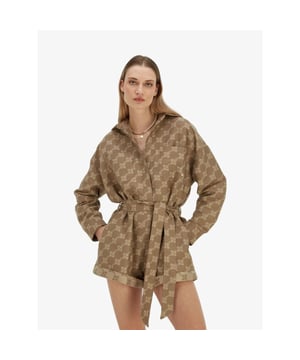 
De JOSH V Pien dames playsuit in de kleur Mink is gemaakt van een mooie, stevige kwaliteit en voorzien van een all-over jacquard geweven logopatroon. De korte jumpsuit heeft een regular pasvorm en sluit in de taille mooi aan door de bijgeleverde riem. De playsuit heeft een blinde knoopsluiting en twee non-functionele borstzakken. Het unieke design in combinatie met het materiaal maakt de jumpsuit onderdeel van de JOSH V Exclusive lijn. Stijltip: combineer de jumpsuit met laarsjes of een paar sneakers voor een alledaagse look.
