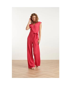 
Voeg een vleugje elegantie toe aan je garderobe met de Smashed Lemon Pink Stretchy Crinkle Jumpsuit. Dit stijlvolle jumpsuit is gemaakt van een zachte, rekbare stof die je de hele dag comfortabel houdt, terwijl de crinkle textuur een speelse en modieuze uitstraling biedt. De V-vormige overlap halslijn voegt een subtiele sexy flair toe, terwijl de korte mouwen het ontwerp luchtig en casual houden. De losse, wijde pijpen zorgen voor een relaxte, chique look, perfect voor zowel een dagje uit als een avondje uit. Het jumpsuit wordt geleverd met een bijpassende strikceintuur die je taille benadrukt en het ontwerp extra verfijning geeft. Deze veelzijdige jumpsuit van Smashed Lemon is de perfecte keuze voor elke gelegenheid waarin je wilt stralen. Belangrijkste Kenmerken: - V-hals met overlap en knoopdetails voor een stijlvolle uitstraling. - Losse, wijde pijpen voor een comfortabele en luchtige fit. - Inclusief bijpassende strikceintuur voor een flatterende taille.

 Specificaties :

  
 *