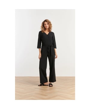 
Deze stijlvolle zwarte jumpsuit van Smashed Lemon is een must-have voor elke garderobe. Ontworpen in een elegant silhouet, heeft deze jumpsuit een vrouwelijke V-hals met overslag die stopt bij de taille, waardoor een flatterende pasvorm ontstaat. De 3/4 mouwen voegen een verfijnde touch toe, terwijl de bijpassende ceintuur je taille accentueert voor een vrouwelijk silhouet. De rechte pijpen zorgen voor een moderne en tijdloze look, perfect voor zowel casual als chique gelegenheden. Dankzij de hoogwaardige travel quality stof geniet je van ultiem comfort: deze jumpsuit is ademend, kreukvrij en heeft een 4-way stretch voor optimale bewegingsvrijheid. Kortom, een perfecte combinatie van stijl en functionaliteit! Belangrijkste kenmerken:- Comfortabele travel quality stof – ademend, stretch en kreukvrij- Elegante V-hals en 3/4 mouwen – stijlvol en tijdloos- Veelzijdig te stylen – perfect voor werk, reizen en avondjes uitSpecificaties :

 
 * Stijl: jumpsuits 
 * Print: Uni 
 * Pasvorm: