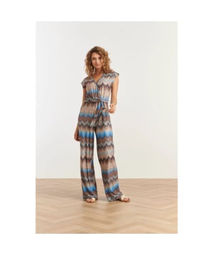 
Creëer een moeiteloze, modieuze look met deze lange jumpsuit van Smashed Lemon. De jumpsuit is ontworpen met een vrolijke abstracte print in blauw en bruin tinten, perfect om een statement te maken. Dankzij de losvallende pasvorm biedt deze jumpsuit optimaal comfort, terwijl het bijpassende ceintuur in de taille zorgt voor een flatterende vrouwelijke silhouet. De korte mouwen geven de jumpsuit een frisse en zomerse uitstraling, ideaal voor zowel casual als geklede gelegenheden. Deze Smashed Lemon jumpsuit is een veelzijdig kledingstuk dat je gemakkelijk kunt dragen voor een dagje uit, een vakantie of een avondje uit met vrienden. Kenmerken: - Vrolijke abstracte print in blauw en bruin voor een speelse en opvallende look - Losvallend model met ceintuur voor een flatterende pasvorm - Korte mouwen voor een luchtige, zomerse uitstralingSpecificaties :

 
 * Stijl: jumpsuits 
 * Print: Zigzag 
 * Pasvorm: Uitlopend 
 * Lengte: Lang 
 * Model: 180 cm lang en draagt maat S/128 
 * Production