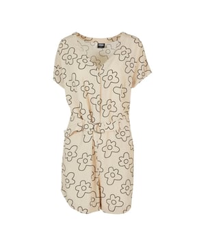 
100% viscose. Stof: Geweven. Ontwerp: all-over print, bloem. Zakken: 2 Zijzakken. Hem: Afgerond. Mouwtype: Korte mouwen. Hals: V Hals. Sluiting: Pull-On, tailleband. Geschikt voor: Losse. 115gsm. XS: 33 in. S: 35 in. M: 37 in. L: 39 in. XL: 41 in. XXL: 43 in. 3XL: 45 in. 4XL: 47 in. 5XL: 49 in.