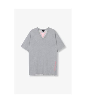 
<p>T-shirt jurk van sweat stof van het merk Alix The Label. De jurk heeft een V-hals en een neon roze label op de rug. </p>
<ul>
<li>Stofsamenstelling: 100% katoen </li>
<li>Pasvorm: valt normaal. Twijfel je over de maat? Neem contact met ons op en we helpen je graag verder! </li>
</ul>