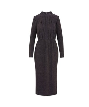 
Lange glanzende jurk met leuke details zoals elastiek in de taille, kleine hoge hals en plooien op de schouders. De blauw gouden glanzende jurk heeft lange mouwen, splitjes aan de zijkant, een knoopsluiting in de nek en valt mooi getailleerd.
De perfecte jurk voor een feestje. Materiaal: 58% polyamide, 37% lurex, 5% elastaan.