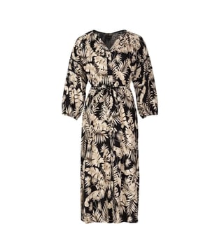 
De Cindy jurk is verwerkt met een rijke zomerse print in mooie bruingoude tinten. De jurk heeft een midimodel tot over de knie halflange mouwen en is voorzien van een knoopsluiting en een strikceintuur rond de taille.Extra details Strikceintuur Grafische print Knoopsluiting Ronde hals Materiaal:75% Polyamide  25% ElastaneWasvoorschrift:Machinewas max. Fijnwas 30 graden Celsius. Niet in droger