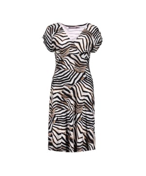 
Upgrade je garderobe met deze prachtige ecru dessin geisha damesjurk! Deze trendy midi jurk is perfect voor elke gelegenheid, van een lunchafspraak tot een avondje uit. Gemaakt van hoogwaardige materialen, waaronder 95% viscose en 5% elastaan, biedt deze jurk het perfecte evenwicht tussen comfort en stijl. De ecru dessin print is subtiel en toch opvallend, en zal zeker wat extra flair toevoegen aan je outfit. Met de flatterende lengte van de midi en de mooie pasvorm zal deze jurk zeker je figuur accentueren. Dus waar wacht je nog op? Voeg deze prachtige Geisha damesjurk toe aan je collectie en maak een statement met je stijl!