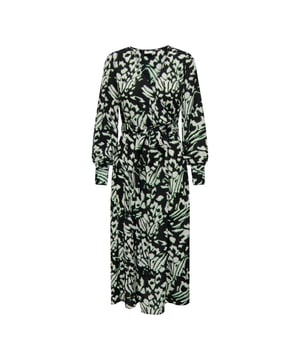 
De Jacqueline de Yong Lesley midi wrap jurk is een echte eyecatcher voor elke vrouw. Deze korte jurk voor dames is voorzien van een zwart dessin met een grote schaal, wat zorgt voor een unieke en stijlvolle uitstraling. De jurk is gemaakt van 100% polyester, wat zorgt voor een comfortabele pasvorm en een luchtig gevoel tijdens warme dagen. De midi lengte en de wikkeljurk stijl maken deze jurk perfect voor zowel formele als informele gelegenheden. Combineer het met een paar trendy hakken en je bent klaar om de show te stelen. Voeg deze geweldige jurk van Jacqueline de Yong toe aan je garderobe en maak een fashion statement waar je trots op kunt zijn. Bestel nu bij Nummerzestien en geniet van kwaliteit, stijl en comfort in één!
