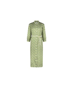 
De OSG9232680 Steffi Dress Long van JANE LUSHKA is een lange jurk met knoopsluiting, hooggesloten kraag, lange mouwen met manchetten, plooien op de rug en een bijpassend strikceintuur. Deze jurk is uitgevoerd in een retro print in de kleur green.