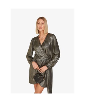 
De Josh V Isabeau dames jurk in de kleur Glitter Black Gold is een overslagjurkje met ballonmouwen in shimmer look. Het jurkje is gevoerd en voorzien van stretch. Het glitterjurkje leent zich perfect voor verschillende gelegenheden, van een diner met vriendinnen tot aan verschillende partys.
