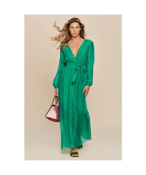 
Schitter met de elegantie en sensualiteit van onze lange jurk van zijdemix met diepe halslijn en taille met riem. Dit kledingstuk is met zorg en aandacht voor detail vervaardigd en belichaamt gratie en vrouwelijkheid en biedt een buitengewoon elegant silhouet. De diepe halslijn zorgt voor een stoere touch, terwijl het riempje de taille accentueert. Deze jurk van een zijdemix is ​​verkrijgbaar in verschillende levendige zomerkleuren. Tijdloze elegantie gaat samen met een vleugje sensualiteit, waardoor een veelzijdig kledingstuk ontstaat dat geschikt is voor speciale evenementen en ceremonies. Voeg een vleugje glamour toe aan je zomergarderobe en maak je klaar om te schitteren bij elke gelegenheid! Deze jurk heeft een comfortabele ondoorzichtige binnenvoering, zorgvuldig genaaid en in dezelfde kleur als de jurk.

Effen: 70%VISCOSE 30%ZIJDEN VOERING: 100%VISCOSE