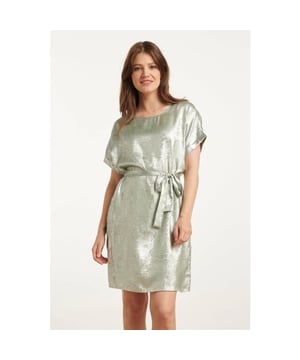 
Laat jezelf stralen in deze lichtgroene metallic flowy jurk van Smashed Lemon. Deze elegante en veelzijdige jurk heeft een speelse glans en een luchtige pasvorm, perfect voor zowel casual als feestelijke gelegenheden. De ronde halslijn en korte mouwen met stijlvolle omslag geven de jurk een moderne en vrouwelijke uitstraling. De jurk valt soepel rond het lichaam en stopt net boven de knie, wat zorgt voor een flatterend silhouet. Dankzij de brede, losse pasvorm biedt dit model ultiem draagcomfort, terwijl het bijpassende ceintuur je taille mooi accentueert. Combineer de jurk met hakken voor een chique look of draag hem met sneakers voor een trendy, casual outfit. Belangrijkste kenmerken:- Stijlvolle metallic finish voor een elegante uitstraling- Comfortabele en luchtige pasvorm met bijpassend ceintuur- Perfect voor zowel dagelijkse outfits als feestelijke gelegenhedenSpecificaties :

 
 * Stijl: tops 
 * Print: Uni 
 * Pasvorm: losvallend 
 * Lengte: Boven de knie 
 * Model is : 174 cm