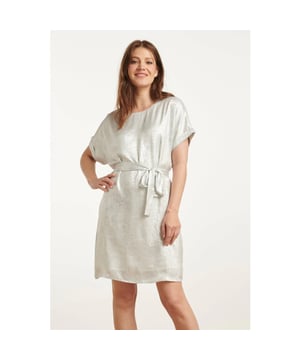 
Steel de show met deze zilveren metallic jurk van Smashed Lemon. Deze sprankelende jurk is een perfecte mix van elegantie en speelse charme. Het losse, flowy model geeft een moeiteloos chique uitstraling, terwijl de bijpassende ceintuur je taille subtiel accentueert. De jurk is ontworpen met een ronde halslijn en korte mouwen met een trendy omslagdetail. De korte lengte, die net boven de knie valt, maakt dit ontwerp ideaal voor zowel feestelijke gelegenheden als een stijlvolle casual look. Combineer met hakken voor een glamoureuze avond of draag met sneakers voor een modieuze, alledaagse outfit. Belangrijkste kenmerken: - Trendy metallic look – dé must-have voor een stijlvolle uitstraling - Comfortabele, losse pasvorm – luchtig en elegant tegelijk - Veelzijdig te dragen – met of zonder ceintuur voor verschillende looksSpecificaties :

 
 * Stijl: jurken 
 * Print: Uni 
 * Pasvorm: losvallend 
 * Lengte: Boven de knie 
 * Model is : 174 cm tall and wears size S/36 
 * Country of Origin: