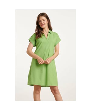 
Voeg een frisse, levendige uitstraling toe aan je garderobe met de lime groene linnen jurk van Smashed Lemon. Deze prachtige jurk is gemaakt van 100% katoen en heeft een luchtige, losse pasvorm die perfect is voor de warmere dagen. De jurk heeft een elegante V-hals en een klassieke kraag, waardoor je een verfijnde uitstraling krijgt. De korte mouwen zijn voorzien van een opgerolde manchetten, wat de jurk een speelse, doch stijlvolle uitstraling geeft. De jurk stopt net boven de knie en wordt geleverd met een bijpassende stoffen riem waarmee je de jurk naar wens kunt aanpassen. Of je nu een dagje uit gaat of een casual lunch hebt, deze jurk van Smashed Lemon is een veelzijdige keuze die zich makkelijk laat combineren met verschillende accessoires en schoenen. Belangrijkste kenmerken: - 100% katoen voor ultiem comfort en ademend vermogen - V-hals en kraag voor een klassieke en elegante look - Losse pasvorm met een bijpassende stoffen riem voor extra veelzijdigheidSpecificaties :

 
 *
