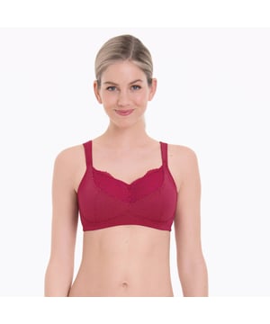 
Anita Orely Prothese Bh 5782X

 Dromerig stipjes-design à la française. De speciale beha Orely met prothesehoesjes heeft een mooie mini-stipjesprint, die contrasteert met een speels stipjesborduursel en kleine sierknoopjes. Door de lage plaatsing van het ondoorzichtige borduurwerk in het decolleté wordt een verleidelijke balconnette-look aangeduid. Comfortabele schouderbanden ontlasten met een zachte schuimvulling.

  
 * 72% Polyamide 
 * 23% Katoen 
 * 5% Elastaan   
 * Wassen op 30º fijnwasprogramma 
 * Chloorbleek niet mogelijk 
 * Niet met de droogmachine drogen 
 * Niet strijken 
 * Niet chemisch reinigen  | Materiaal info: 45% polyester 40% polyamide 15% elastaan | Wasinstructie: Handwas niet geschikt voor de droger