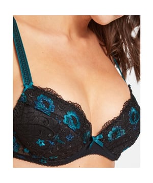 
Fievre Andalouse Push Up Bh | Materiaal info: 45% polyester 40% polyamide 15% elastaan | Wasinstructie: Handwas niet geschikt voor de droger