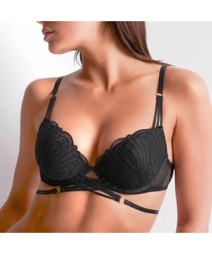 
Lijsten
Zwitsers geborduurde tule en Lycra®
Cups met licht gevoerde schuimcups aan de onderkant
Borst opnieuw gefocust en iets verhoogd
Verstelbare strikbandjes in de taille, gekruist tussen de cups
Kleine decoratieve ringen
Trechterrug gevoerd met tonische tule voor grote maten
Rechte rug van elastische mesh voor meer comfort
Satijn, rekbare en verstelbare bandjes
Over L'Indomptable: Belichaam de krachtige en sensuele vrouw met deze onweerstaanbare lijn die de codes van bondage opnieuw bekijkt. Met zijn karaktervolle grafische kant en sexy stropdassen belooft L'Indomptable je een intens verleidelijke look.