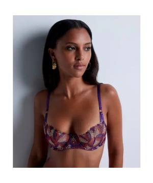 
De Life Celebration beugelbeha met halve cups geeft de buste subtiel vorm en creëert een sexy decolleté. Hij is voorzien van bijzondere borduursels in kleurrijke patronen, verfijnde, glinsterende lurexdraadjes, een gouden bedeltje tussen de cups en bandjes die aan de basis in tweeën splitsen, voor een comfortabele bh die perfect is voor dagelijks gebruik.