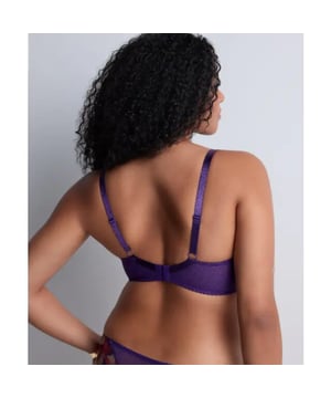 
Met uniek borduursel dat doorloopt tot aan de schouders, creëert de Life Celebration triangel-bh met beugel een diep, sexy decolleté, geaccentueerd door palmbladmotieven die tegen de huid aanliggen. De achterkant is gemaakt van zacht, comfortabel en volledig doorschijnend mesh voor uitstekende ondersteuning.