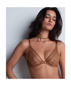 
De Aubade 4D Stardust Dream Beugelbh is een elegante en luxueuze beha die uit de "Stardust Dream"-collectie van het Franse lingeriemerk Aubade komt. Deze beha combineert stijl, comfort en ondersteuning op een verfijnde manier, en is ontworpen om een mooie vorm te geven aan de borst, met behoud van een comfortabele pasvorm. Hier zijn enkele van de belangrijkste kenmerken:

 Kenmerken:

  
 *  Beugel: De beha heeft ingebouwde beugels, wat zorgt voor extra ondersteuning en lift voor de borsten. Dit helpt ook om de natuurlijke vorm van de borst mooi te accentueren.

  
 *  4D-technologie: De "4D"-technologie is een kenmerk van de Aubade 4D-collectie, waarbij de stof en het ontwerp zich perfect aanpassen aan de lichaamsvorm. Het biedt meer flexibiliteit, zachtheid en comfort dan traditionele stoffen, wat zorgt voor een gevoel van vrijheid en een luxe pasvorm.

  
 *  Stof en materiaal: De Aubade 4D Stardust Dream Beugelbh maakt gebruik van verfijnde stoffen zoals tulle en kant, vaak met