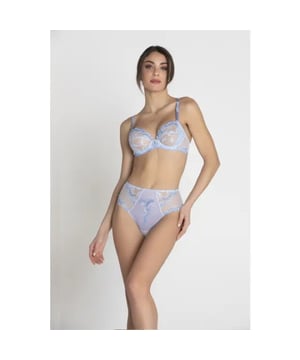 
De beugelbh uit de collectie "Dressing Floral" van Lise Charmel heeft beugels voor optimale ondersteuning. Het heeft een tattoo-tule-effect, met bedekkende cups die aan de zijkanten zijn bekleed met tule, waardoor de buste wordt omhuld en ondersteund. Op art deco geïnspireerde borduursels voegen een vleugje haute couture-stijl toe en zorgen voor een verfijnde esthetiek.

Een strass-sieraad tussen de cups varieert afhankelijk van het model en voegt een vleugje elegantie toe. Bij cupmaat D en groter heeft de tussencupbedekking meer dekking en is de achterkant voorzien van een schouwconstructie gevoerd met tule. De bandjes zijn dubbel, gesatineerd en verstelbaar, waardoor een persoonlijke pasvorm ontstaat.

De collectie "Dressing Floral" onderscheidt zich door zijn elegante lijnen en delicate bloemenborduursels, waardoor een mythische look van gedurfde sensualiteit ontstaat die het silhouet met charme kleedt.

74% Polyester, 19% Polyamide, 5% Coton, 2% Élasthanne