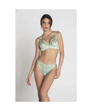 
De triangelbeha met beugels uit de "Amour Nymphéa"-collectie van Lise Charmel is gemaakt met fijne beugels en verfijnde Leavers de Calais kant. De cups hebben horizontale naden die zijn gevoerd met tule aan de basis, wat een elegante touch geeft. Het diepe decolleté heeft een verleidelijke uitstraling. De beha is versierd met prachtige satijnen bloemenborduursels, gekleurde strass tussen de cups en kleine organza strikjes aan de achterkant.

Het rechte rugpand is elastisch en voorzien van kanten details. De schouderbandjes zijn uitrekbare en verstelbaar. Het patroon is niet op een specifieke plek geplaatst en kan variëren van het ene model naar het andere.

"Amour Nymphéa" viert de natuur als een sprookjesachtige ontmoeting tussen de schittering van de zon en de delicate schoonheid van bloemen. De collectie omarmt verfijnde modellen die je silhouet verlichten en verfraaien met een lichte, zachte en transparante uitstraling.

70% Polyester, 21% Polyamide, 6% Élasthanne, 3% Coton