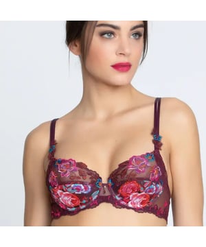 
• Beugel voor optimale ondersteuning.
• Gemaakt van geborduurde tule en zijde voor verfijnde elegantie.
• Cups gevoerd met tule voor uitzonderlijk comfort.
• Natuurlijke halslijn zonder overmatig volume toe te voegen, waardoor uw figuur benadrukt wordt.
• Versierd met een klein juweel tussen de cups voor een verfijnde touch.
• Elastiek aan de achterkant voor een perfecte pasvorm.
• Dubbele satijnen bandjes, rekbaar en verstelbaar, voor persoonlijke ondersteuning.

Over Aveu en Fleurs: Ontdek de perfecte harmonie tussen bloempatronen en pittige tinten met Aveu en Fleurs. Dompel jezelf onder in een weelderige bloementuin die je figuur zal accentueren en het een sensuele en wellustige uitstraling zal geven.

 42% polyester, 30% polyamide, 14% zijde, 8% elastaan, 6% katoen