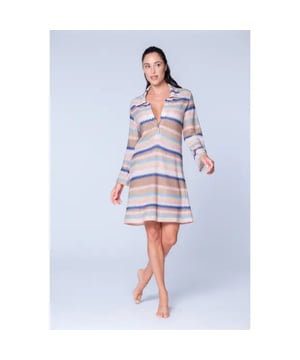 
Zomerse overhemdjurk in raschelstof met patroon  - Mooie overhemdjurk, overhemdjurkstijl, in raschelstof met een zig-zig-patroon. Dit zomershirt voor dames is een dag- en avondjurk, heeft een kraag en een mooie diepe halslijn, gesloten door een juweelknoop. Deze jurk heeft een zigzagdessin in Missoni-stijl in felle kleuren.

ZIG-ZAG STOF: 89%VI 6%PL 5%PA