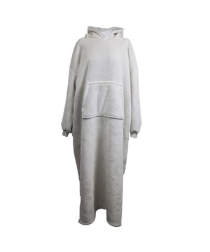 
De Unique Living hoodie is ideaal voor de koudere herfst- en winterdagen op de camping of thuis! De hoodie is gemaakt van polyester en kan door iedereen gedragen worden! De hoodie is heerlijk zacht van binnen en zit hierdoor erg comfortabel. Verder is de hoodie voorzien van een buidelzakje, ideaal voor een paar kleine spulletjes. Heb jij het snel koud? In deze hoodie van Unique Living niet meer! De hoodie is verkrijgbaar in meerdere leuke kleuren!De belangrijkste informatie op een rijtje:- Ideaal voor de koude herfst- en winterdagen- Comfortabel model- Voorzien van een buidelzakje- Artikelen zijn per stuk te bestellenOver Unique LivingUnique Living heeft een uitgebreid assortiment aan sierkussens, kussenhoezen en tafeltextiel. De designs zijn stijlvol en tijdloos. De collectie varieert van rustige prints met sierlijke teksten tot hippe placemats die van elke eettafel een feestje maken. Je kunt de artikelen van Unique Living gebruiken als trendy details in de woonkamer of als blikvangers voor in uw buitenruimtes. Het assortiment is heel veelzijdig.  - Afmeting: 75x150 - Kleur: Grijs - Materiaal: Polyester