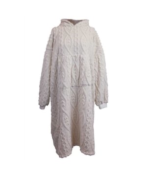 
De Unique Living hoodie is ideaal voor de koudere herfst- en winterdagen op de camping of thuis! De hoodie is gemaakt van polyester en kan door iedereen gedragen worden! De hoodie is heerlijk zacht van binnen en zit hierdoor erg comfortabel. Verder is de hoodie voorzien van een buidelzakje, ideaal voor een paar kleine spulletjes. Heb jij het snel koud? In deze hoodie van Unique Living niet meer! De hoodie is verkrijgbaar in meerdere leuke kleuren!De belangrijkste informatie op een rijtje:- Ideaal voor de koude herfst- en winterdagen- Comfortabel model- Voorzien van een buidelzakje- Artikelen zijn per stuk te bestellenOver Unique LivingUnique Living heeft een uitgebreid assortiment aan sierkussens, kussenhoezen en tafeltextiel. De designs zijn stijlvol en tijdloos. De collectie varieert van rustige prints met sierlijke teksten tot hippe placemats die van elke eettafel een feestje maken. Je kunt de artikelen van Unique Living gebruiken als trendy details in de woonkamer of als blikvangers voor in uw buitenruimtes. Het assortiment is heel veelzijdig.  - Afmeting: 78x120 - Kleur: Grijs - Materiaal: Polyester