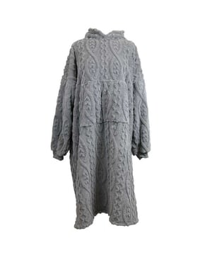 
De Unique Living hoodie is ideaal voor de koudere herfst- en winterdagen op de camping of thuis! De hoodie is gemaakt van polyester en kan door iedereen gedragen worden! De hoodie is heerlijk zacht van binnen en zit hierdoor erg comfortabel. Verder is de hoodie voorzien van een buidelzakje, ideaal voor een paar kleine spulletjes. Heb jij het snel koud? In deze hoodie van Unique Living niet meer! De hoodie is verkrijgbaar in meerdere leuke kleuren!De belangrijkste informatie op een rijtje:- Ideaal voor de koude herfst- en winterdagen- Comfortabel model- Voorzien van een buidelzakje- Artikelen zijn per stuk te bestellenOver Unique LivingUnique Living heeft een uitgebreid assortiment aan sierkussens, kussenhoezen en tafeltextiel. De designs zijn stijlvol en tijdloos. De collectie varieert van rustige prints met sierlijke teksten tot hippe placemats die van elke eettafel een feestje maken. Je kunt de artikelen van Unique Living gebruiken als trendy details in de woonkamer of als blikvangers voor in uw buitenruimtes. Het assortiment is heel veelzijdig.  - Afmeting: 78x120 - Kleur: Grijs - Materiaal: Polyester