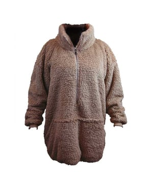 
De Unique Living hoodie is ideaal voor de koudere herfst- en winterdagen op de camping of thuis! De hoodie is gemaakt van polyester en kan door iedereen gedragen worden! De hoodie is heerlijk zacht van binnen en zit hierdoor erg comfortabel. Verder is de hoodie voorzien van een buidelzakje, ideaal voor een paar kleine spulletjes. Heb jij het snel koud? In deze hoodie van Unique Living niet meer! De hoodie is verkrijgbaar in meerdere leuke kleuren!De belangrijkste informatie op een rijtje:- Ideaal voor de koude herfst- en winterdagen- Comfortabel model- Voorzien van een buidelzakje- Artikelen zijn per stuk te bestellenOver Unique LivingUnique Living heeft een uitgebreid assortiment aan sierkussens, kussenhoezen en tafeltextiel. De designs zijn stijlvol en tijdloos. De collectie varieert van rustige prints met sierlijke teksten tot hippe placemats die van elke eettafel een feestje maken. Je kunt de artikelen van Unique Living gebruiken als trendy details in de woonkamer of als blikvangers voor in uw buitenruimtes. Het assortiment is heel veelzijdig.  - Afmeting: 70x87 - Kleur: Taupe - Materiaal: Polyester